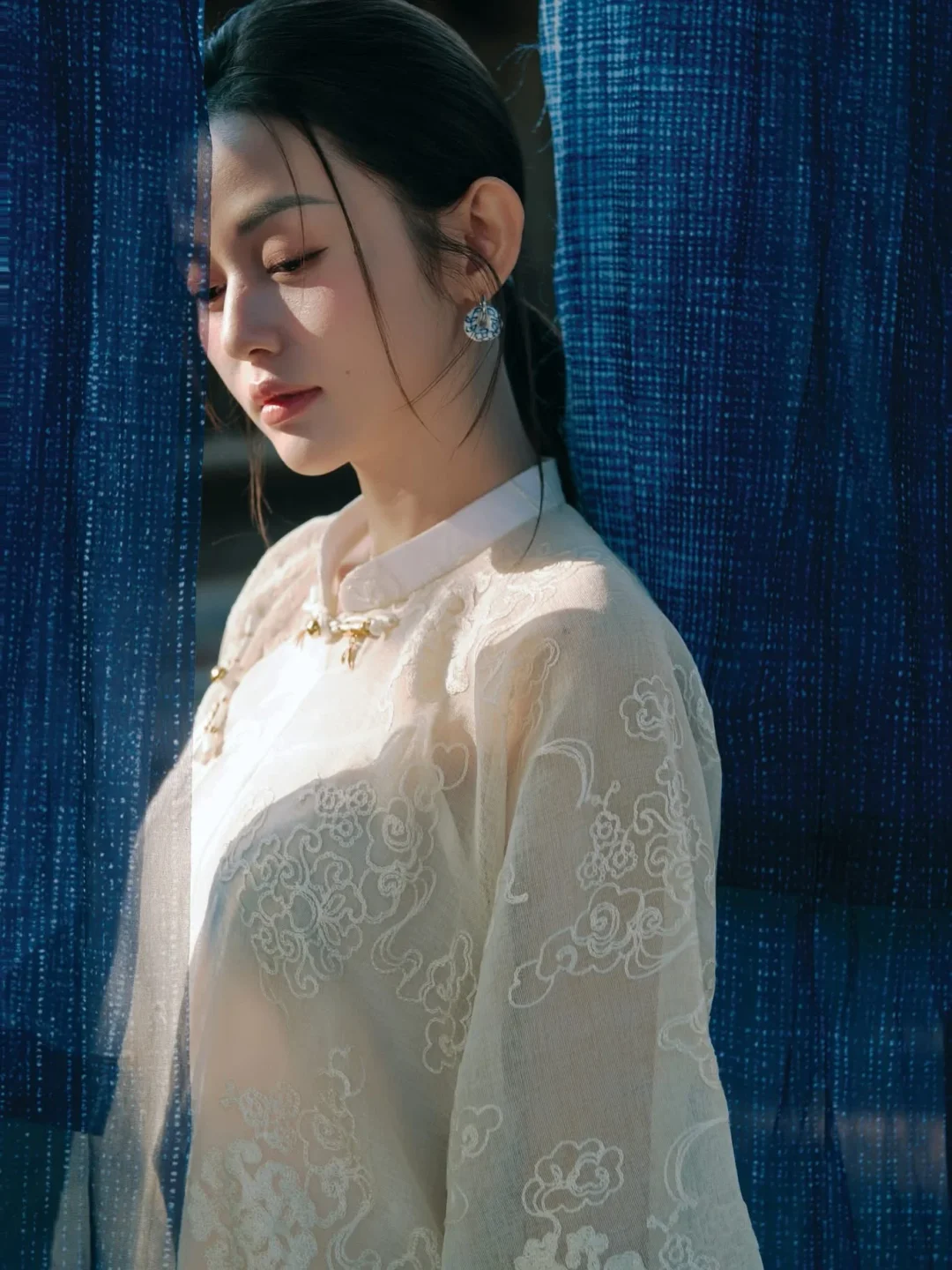 Photo 5 of Áo dài ngũ thân Kiều Khổng Tiêu Dao trắng kem