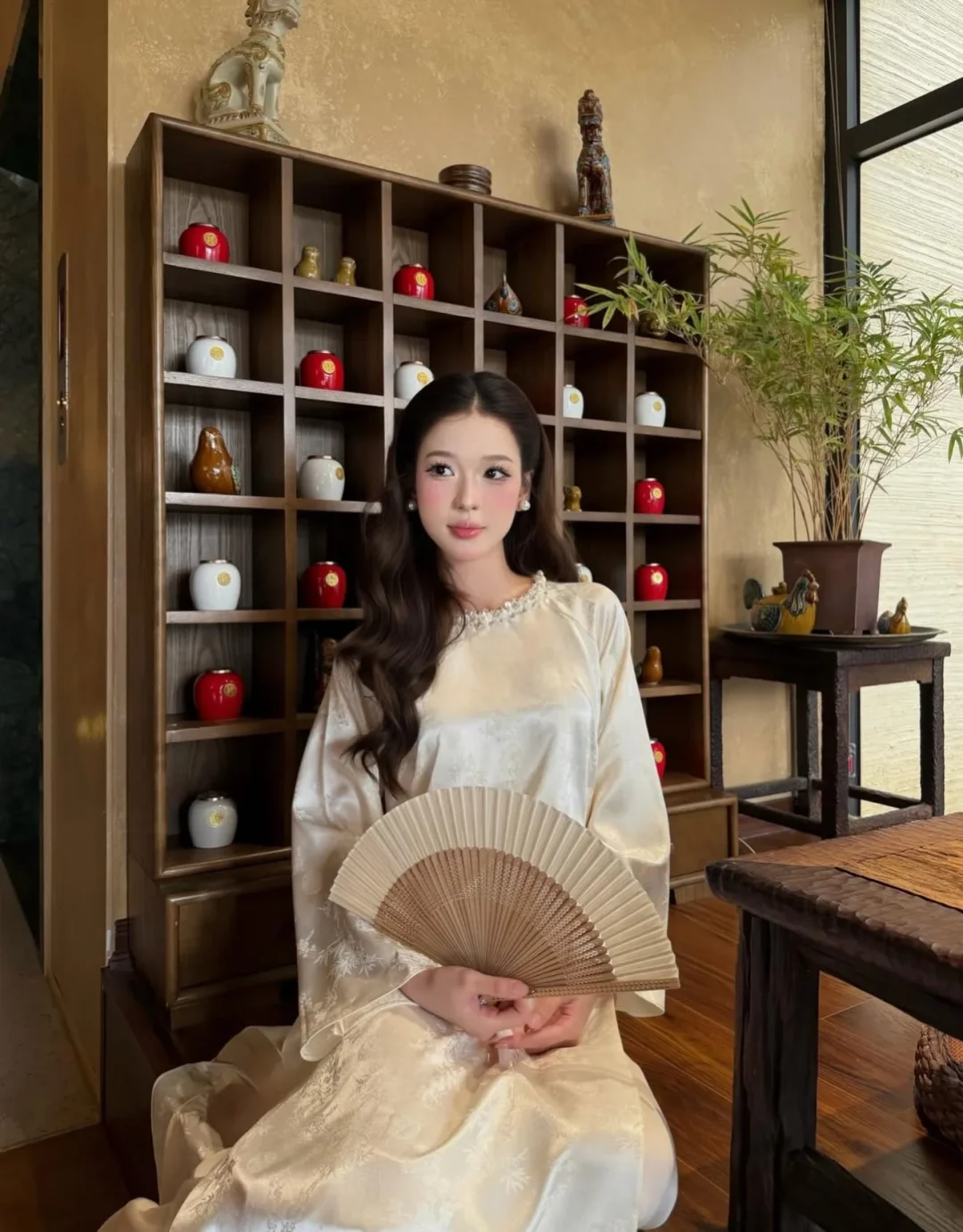 Photo 5 of Áo dài lụa gấm trắng kem nữ thanh lịch