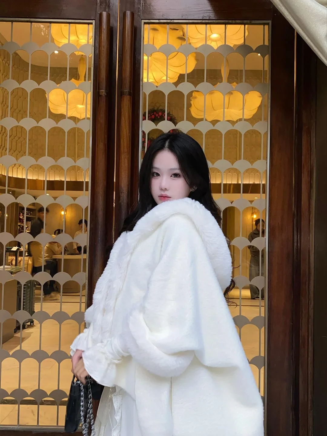 Ảnh 4 của Bộ khăn choàng lông trắng và váy đuôi cá