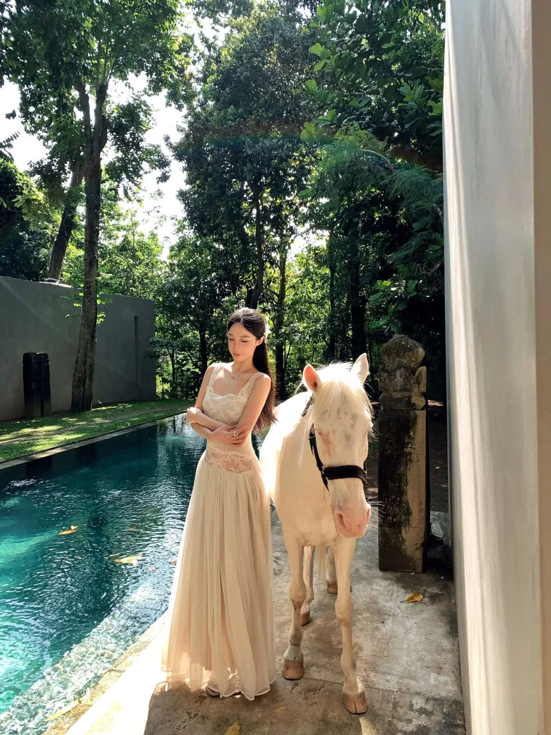 Photo 4 of Đầm maxi trắng ren hở lưng Lattitude