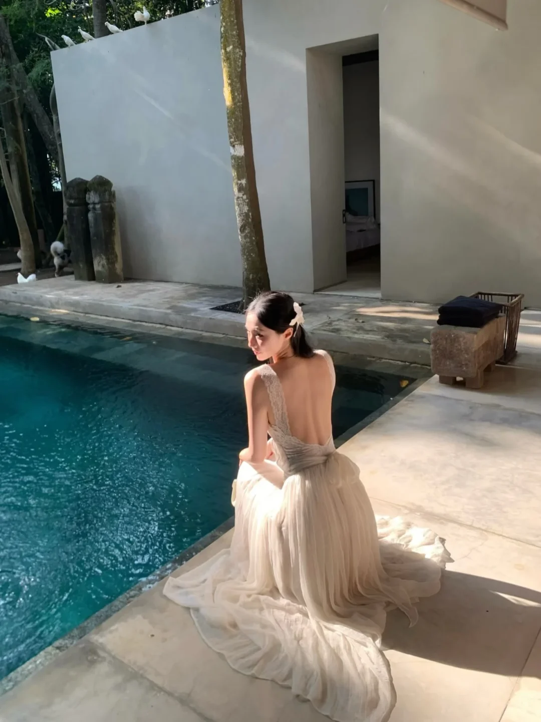 Photo 3 of Đầm maxi trắng ren hở lưng Lattitude