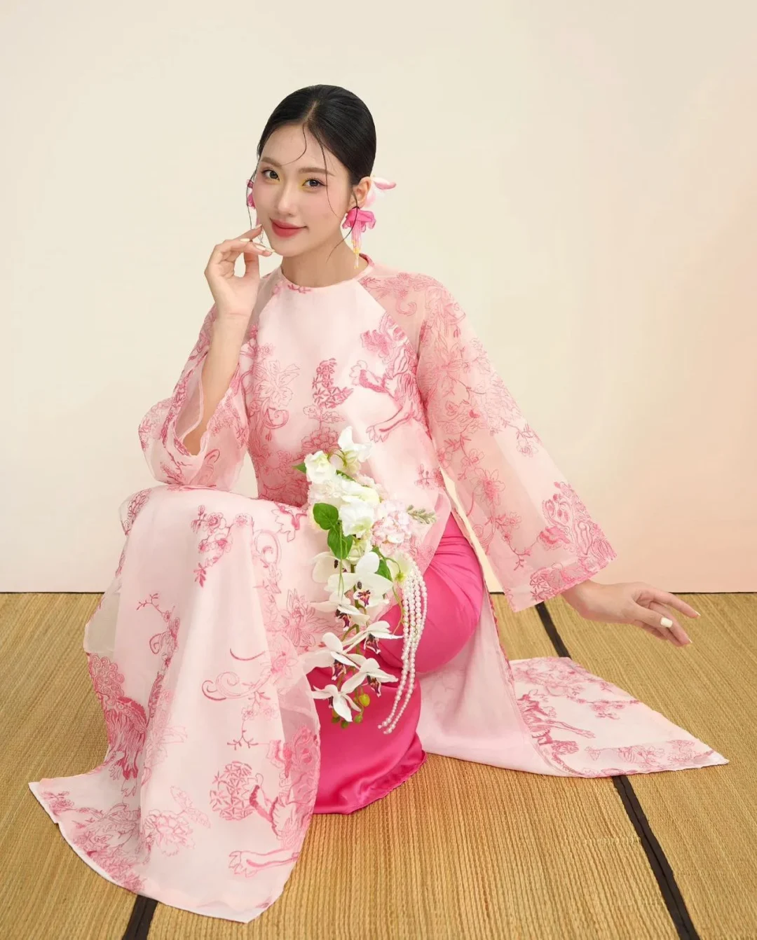 Photo 1 of Áo dài organza thêu hoa EDINI kèm quần hồng