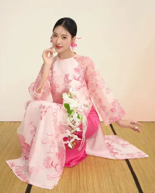 Photo 1 of Áo dài organza thêu hoa EDINI kèm quần hồng