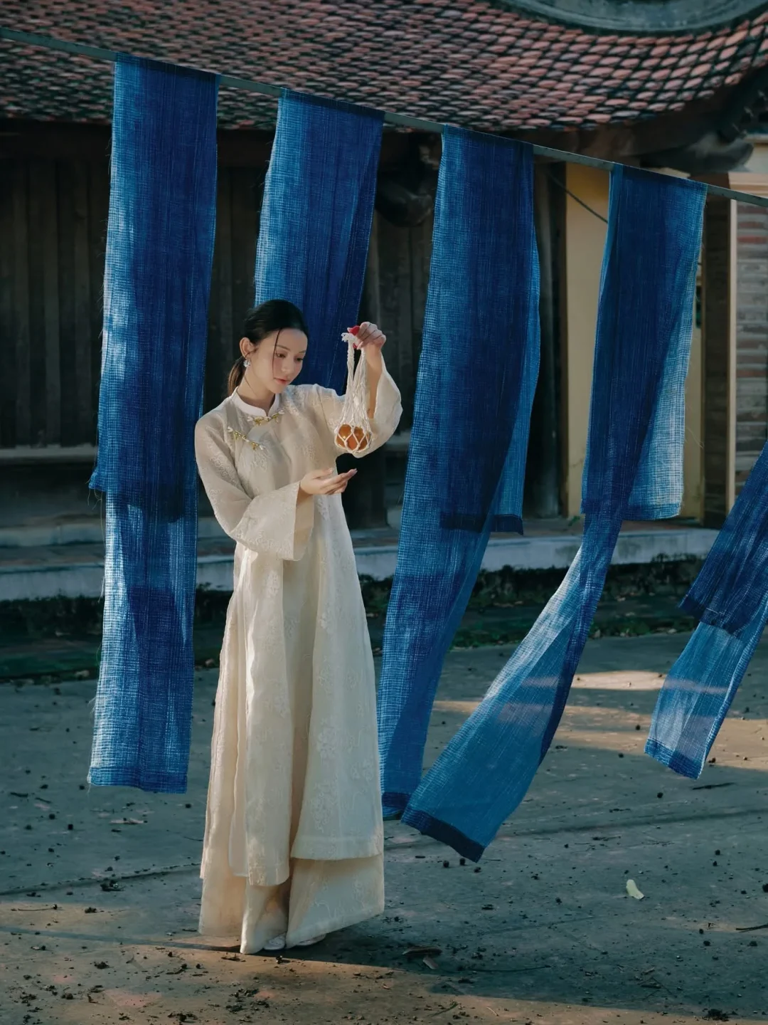 Photo 3 of Áo dài ngũ thân Kiều Khổng Tiêu Dao trắng kem