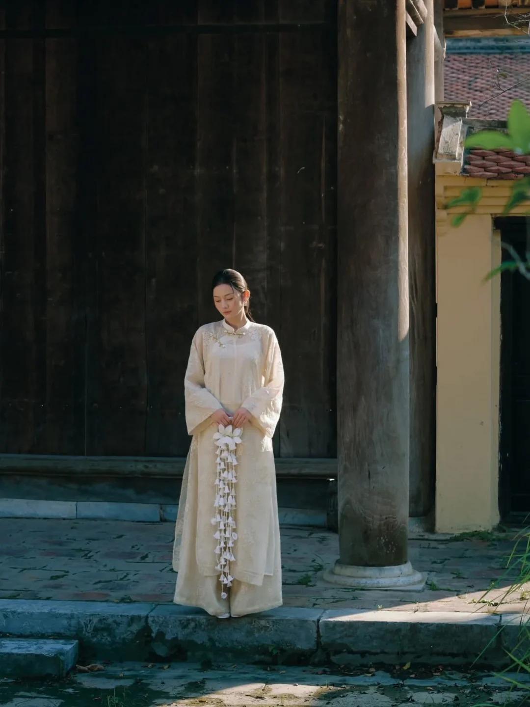 Photo 6 of Áo dài ngũ thân Kiều Khổng Tiêu Dao trắng kem