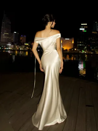 Ảnh 4 của Váy dạ hội lụa satin trễ vai trắng kem
