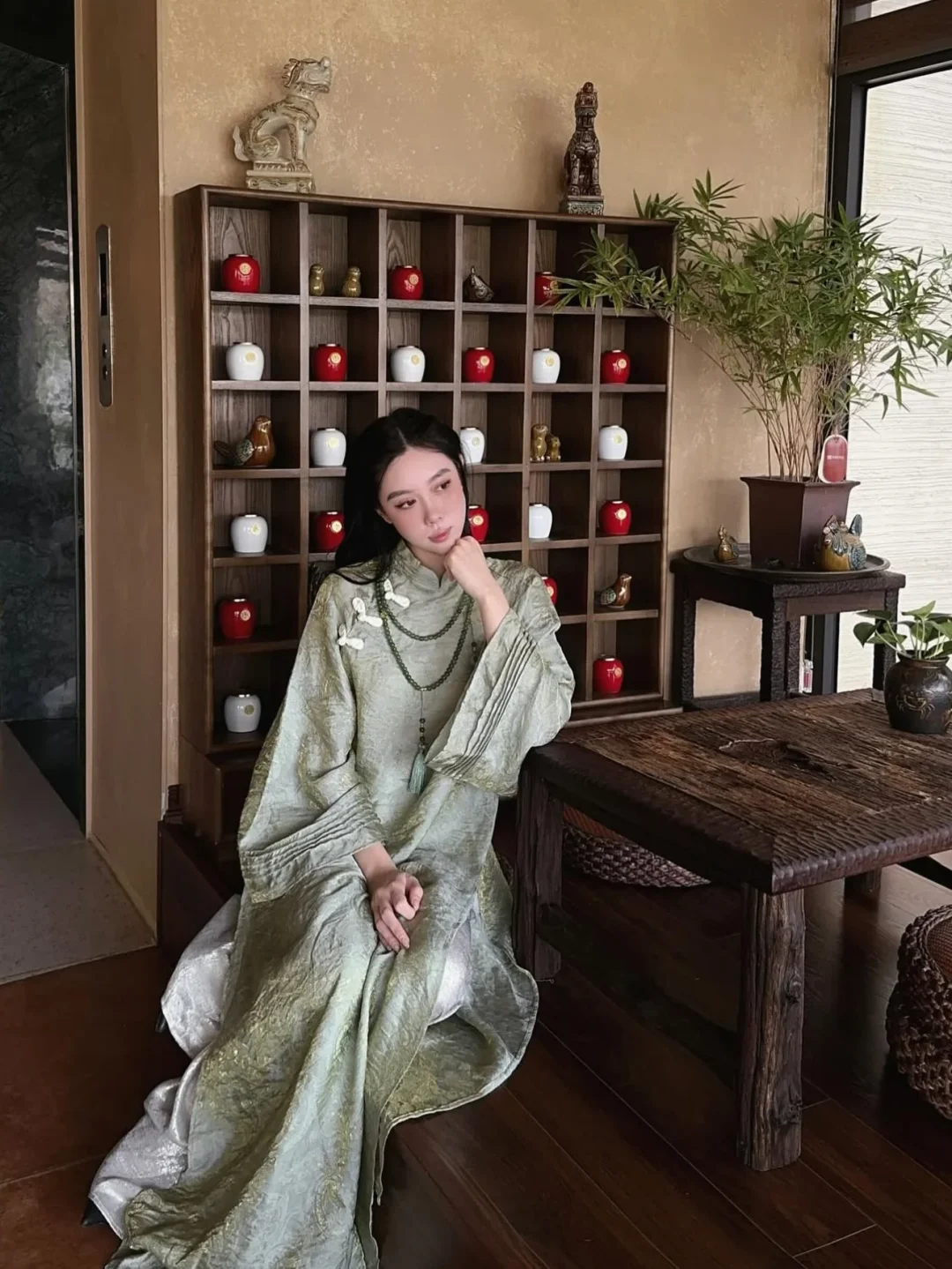 Ảnh 1 của Áo dài Tịch Dương lụa xanh lá cách tân