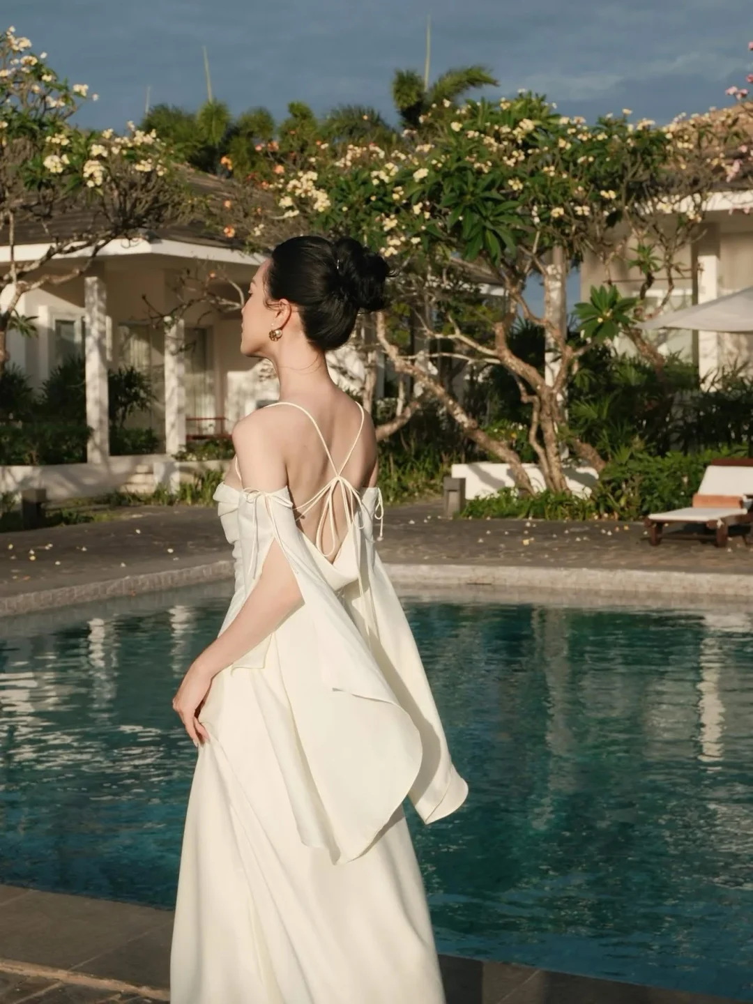 Ảnh 2 của Váy Fleur lụa kem trễ vai nữ