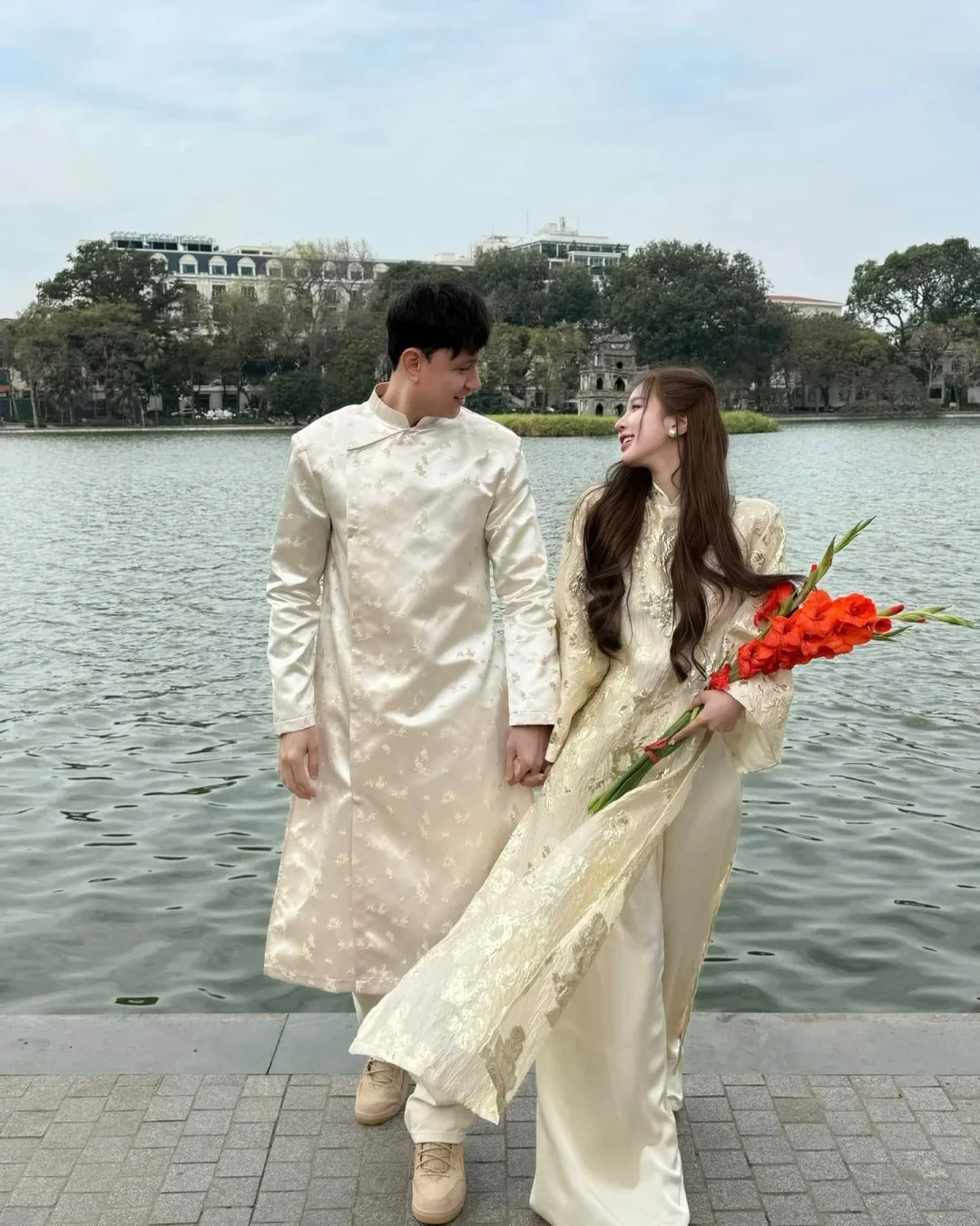 Photo 9 of Áo dài lụa thêu hoa kem nữ Kim DK0014