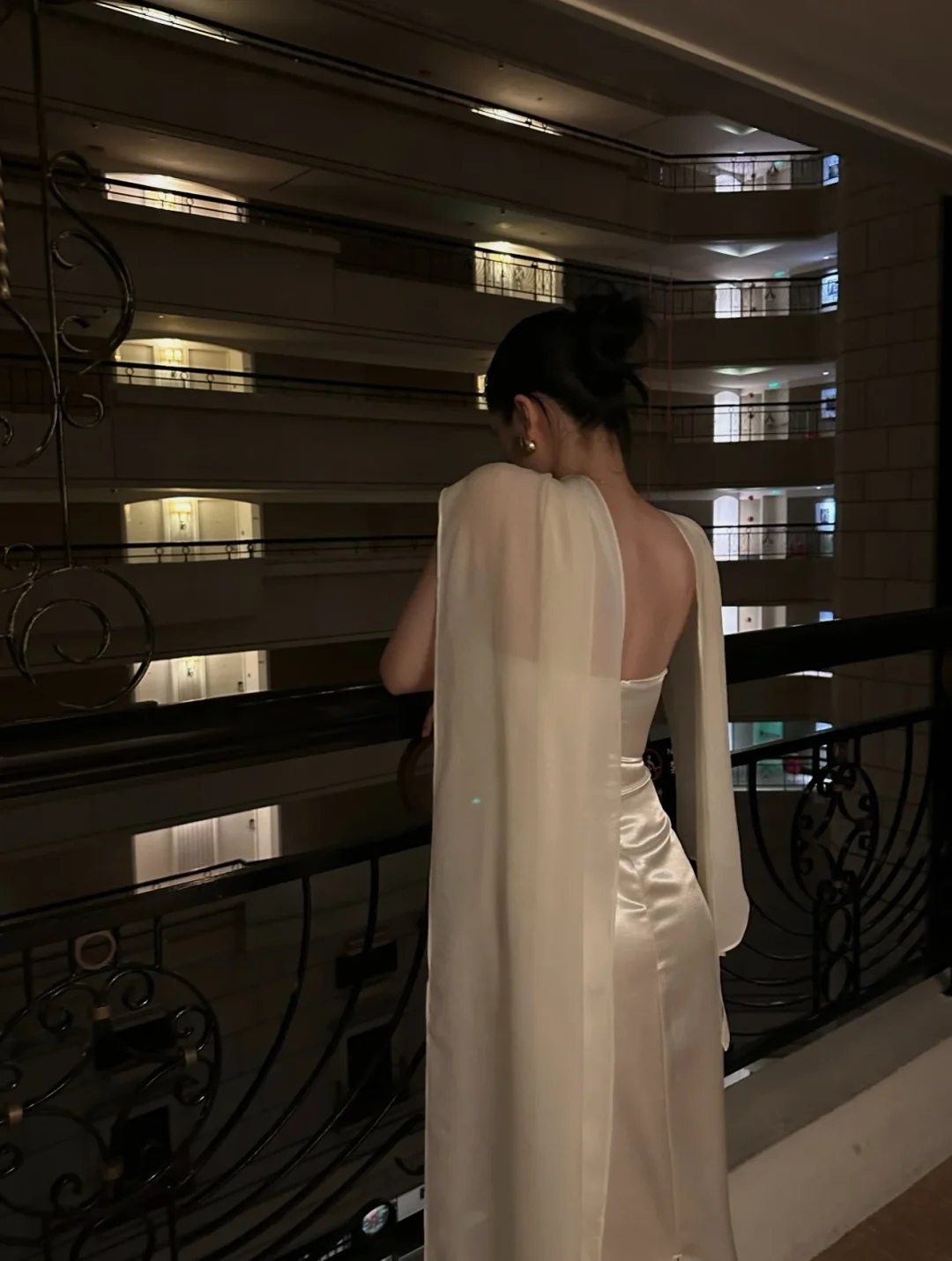 Photo 3 of Váy lụa kem đính sequin quấn khăn