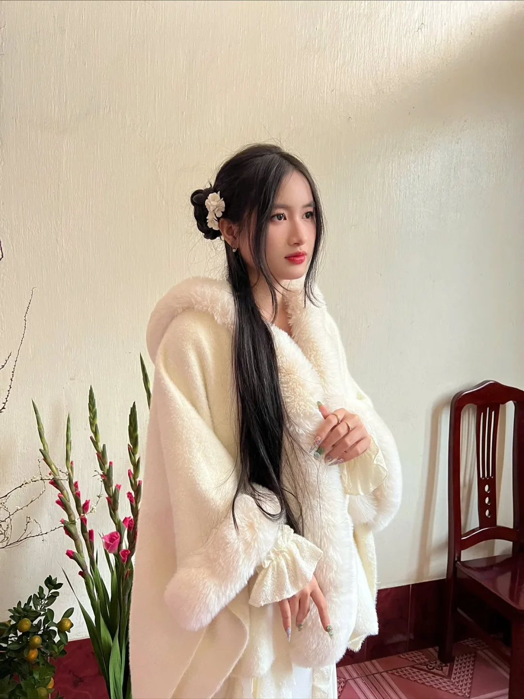 Ảnh 5 của Bộ khăn choàng lông trắng và váy đuôi cá