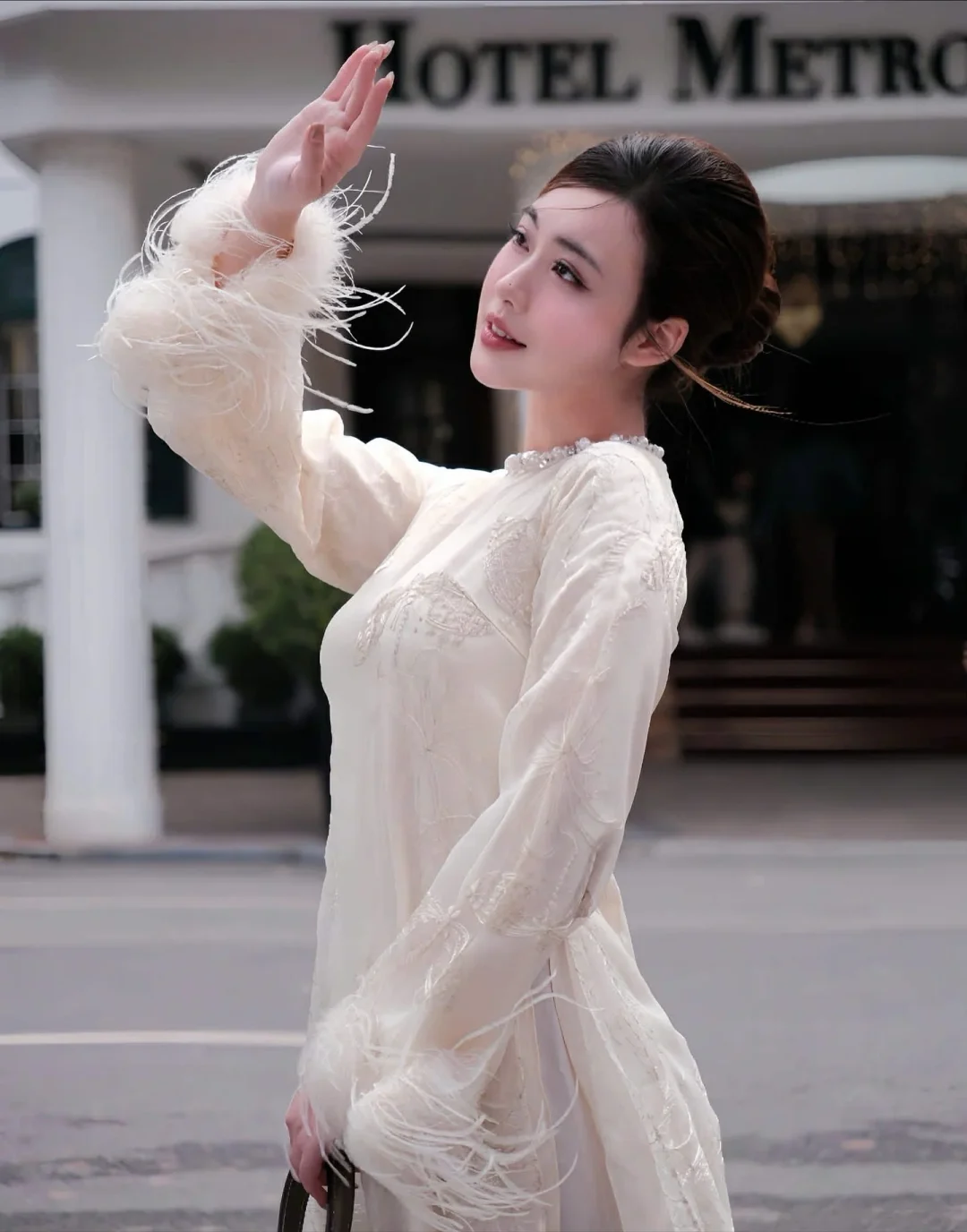 Photo 6 of Áo dài Uyển Ân trắng lông vũ Maison Havu