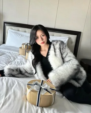 Ảnh 2 của Áo khoác lông Elsa nữ Veo’s By Khanh