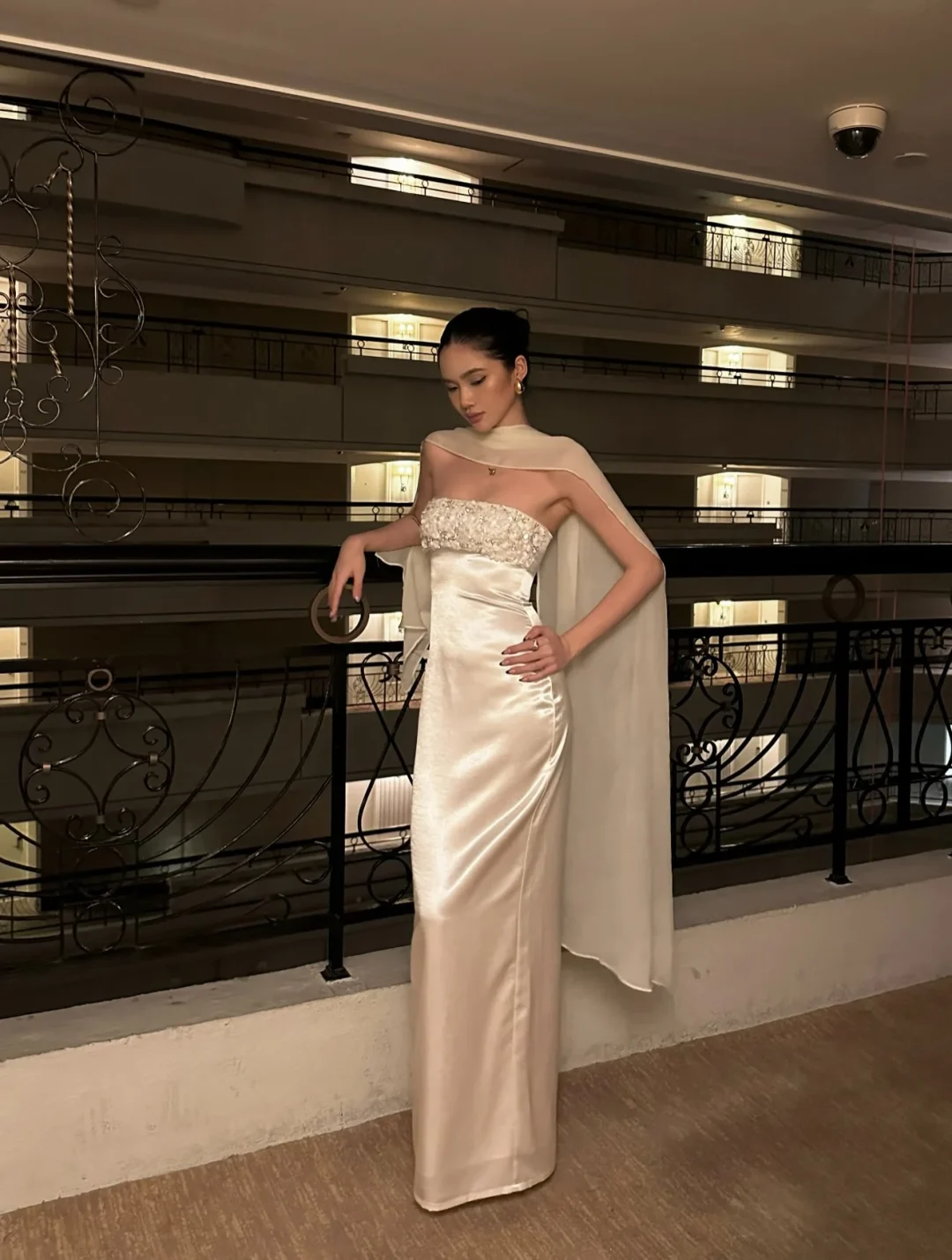 Photo 2 of Váy lụa kem đính sequin quấn khăn
