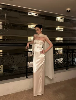 Photo 2 of Váy lụa kem đính sequin quấn khăn