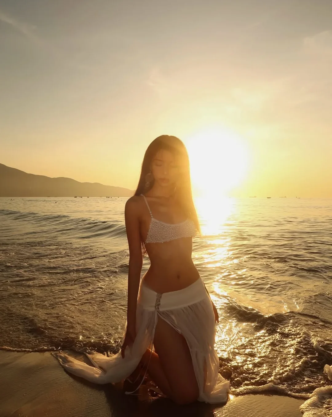 Photo 3 of Bộ Bra Aura Và Chân Váy Tulia Trắng