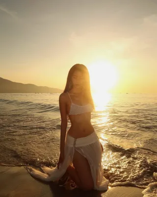 Photo 3 of Bộ Bra Aura Và Chân Váy Tulia Trắng