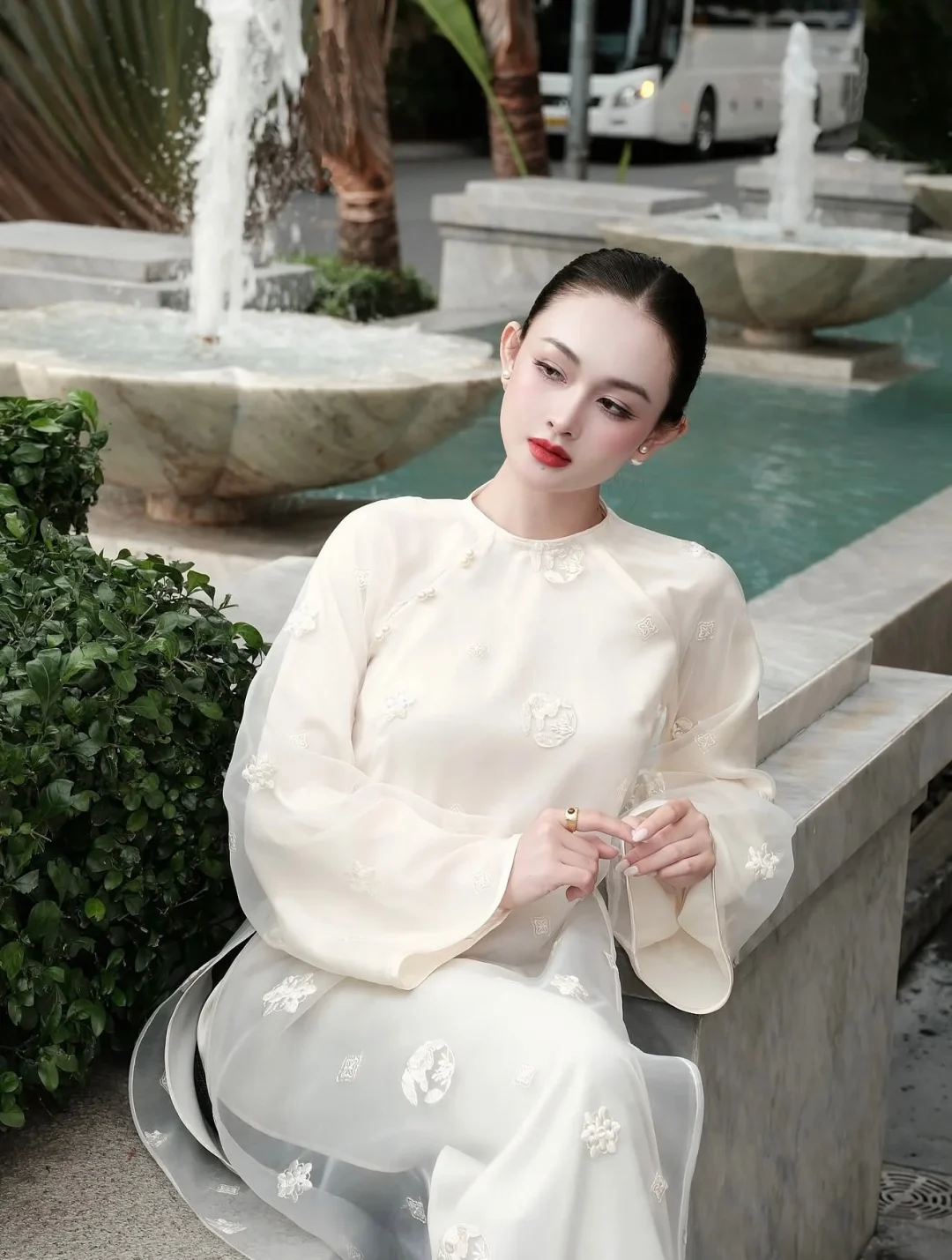 Ảnh 1 của Áo dài Nguyệt Linh thêu hoa trắng kem