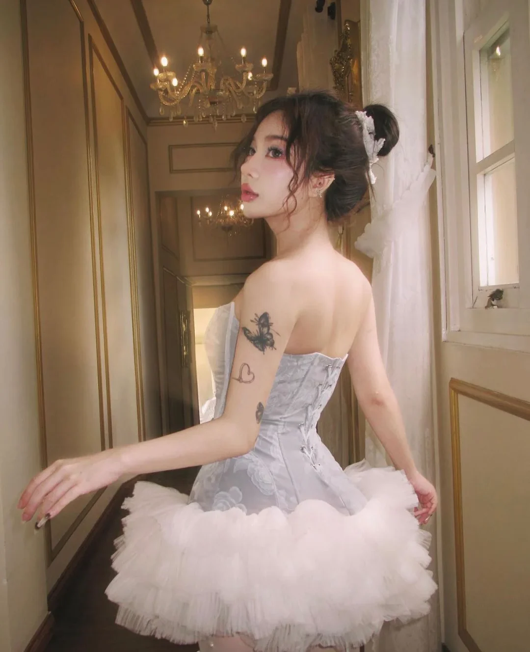 Photo 5 of Đầm corset trắng lông vũ Viery