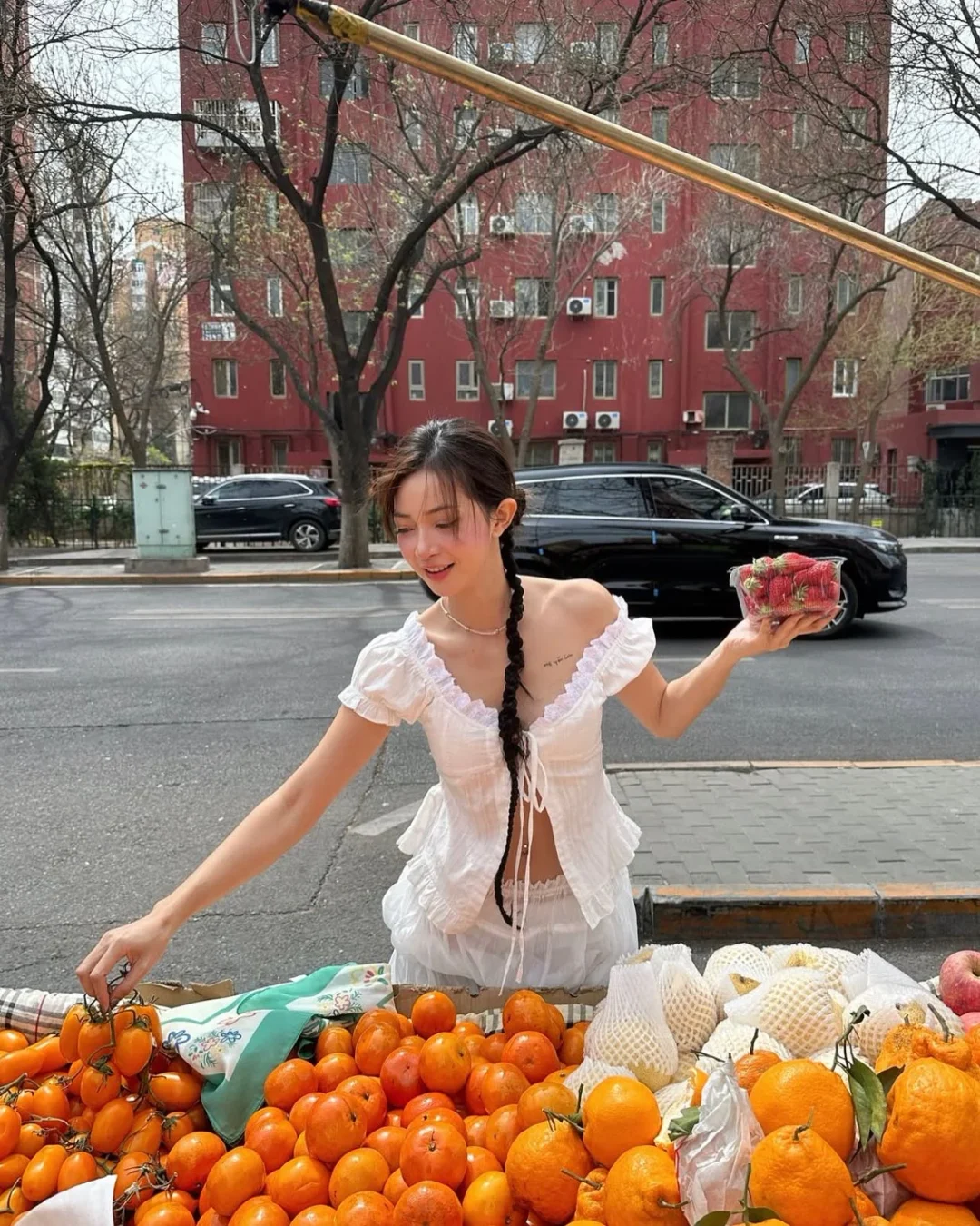 Photo 5 of Set áo trễ vai chân váy trắng nữ