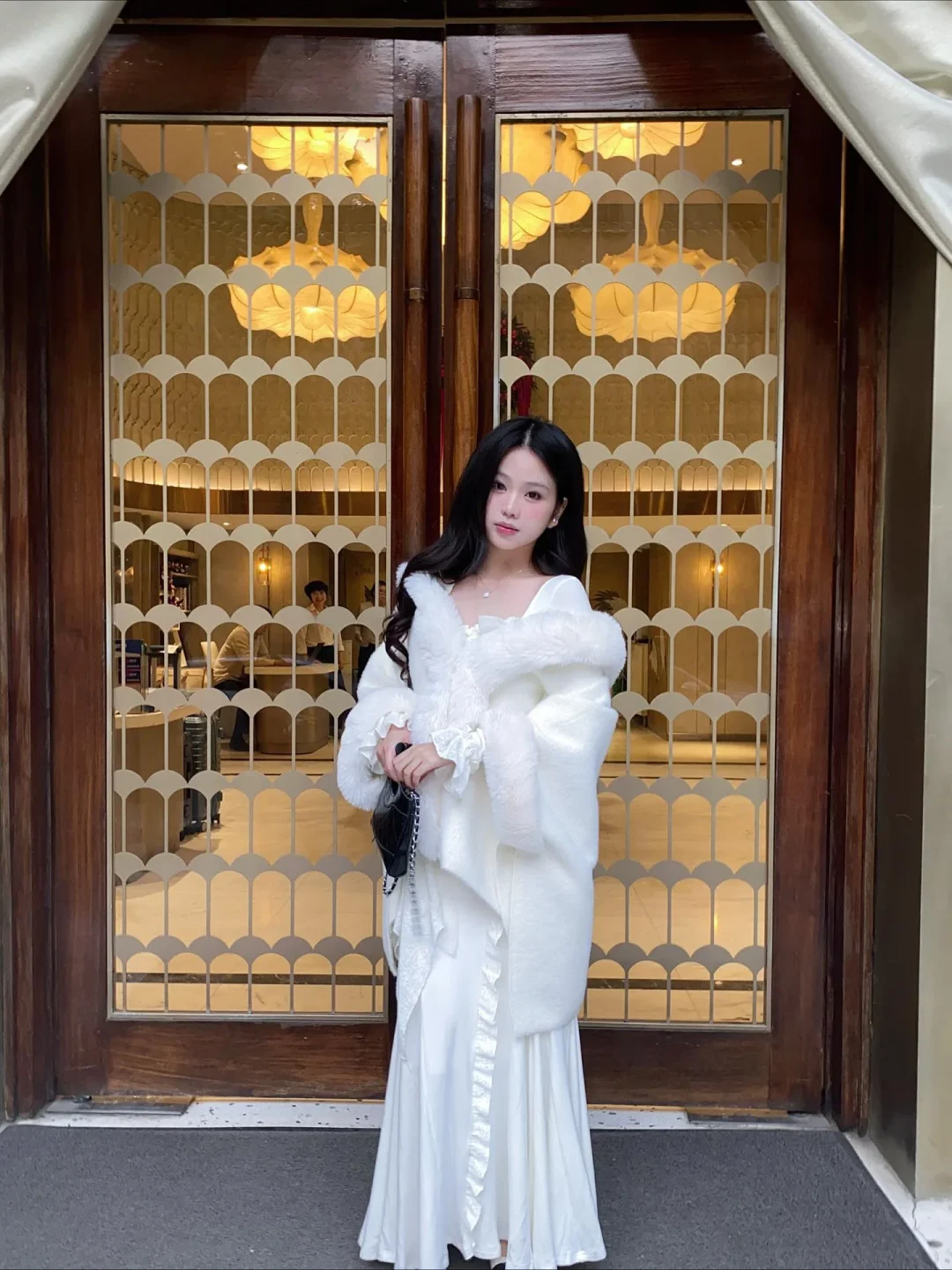 Ảnh 1 của Bộ khăn choàng lông trắng và váy đuôi cá