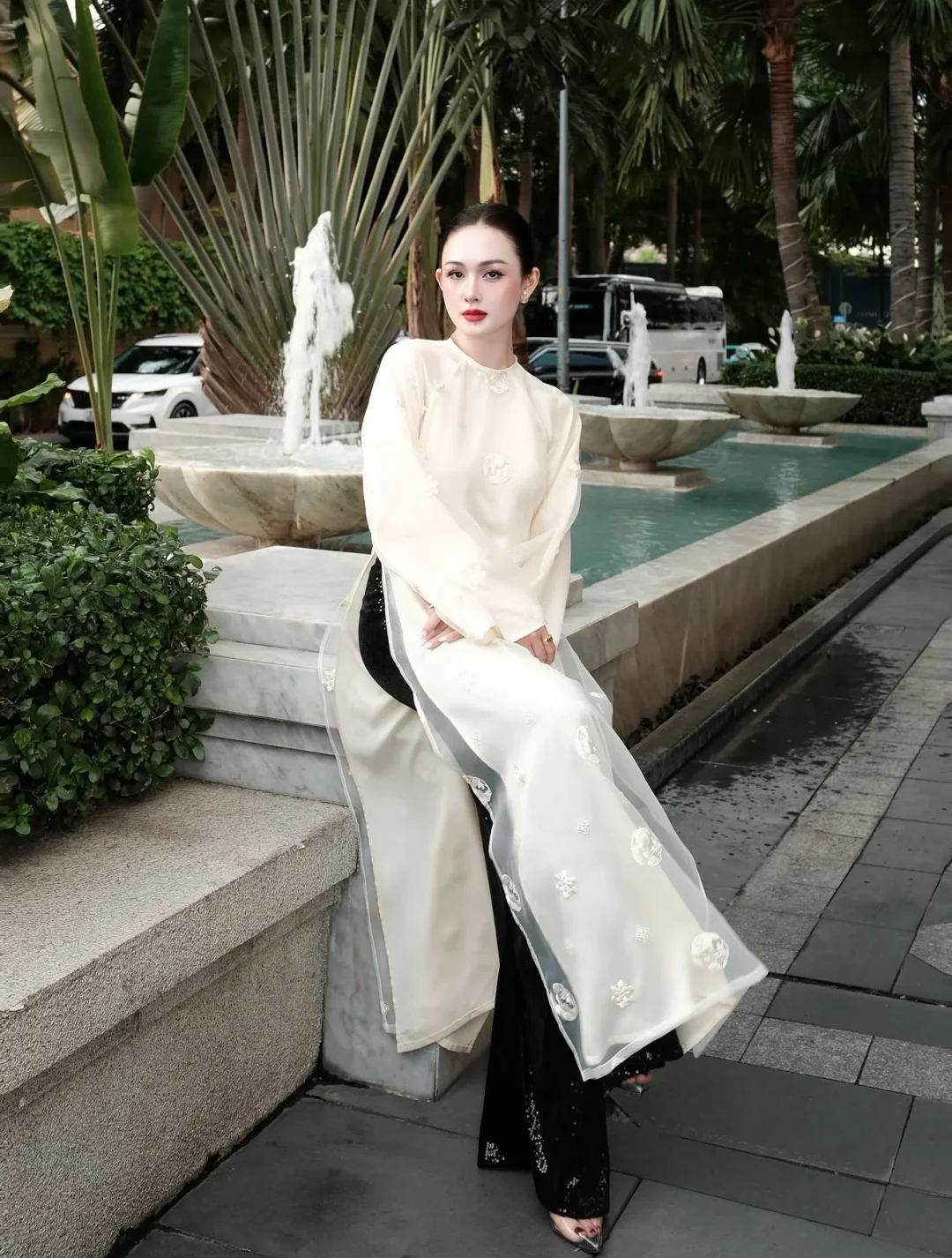 Ảnh 2 của Áo dài Nguyệt Linh thêu hoa trắng kem