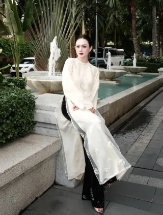 Ảnh 2 của Áo dài Nguyệt Linh thêu hoa trắng kem