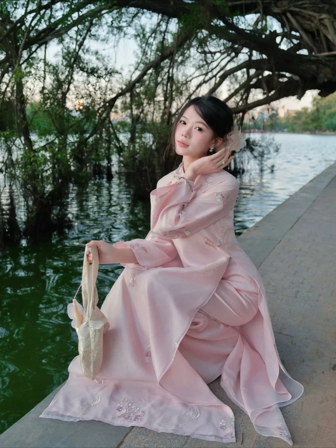 Ảnh 1 của Áo dài tơ thêu Ngọc Vân hồng pastel