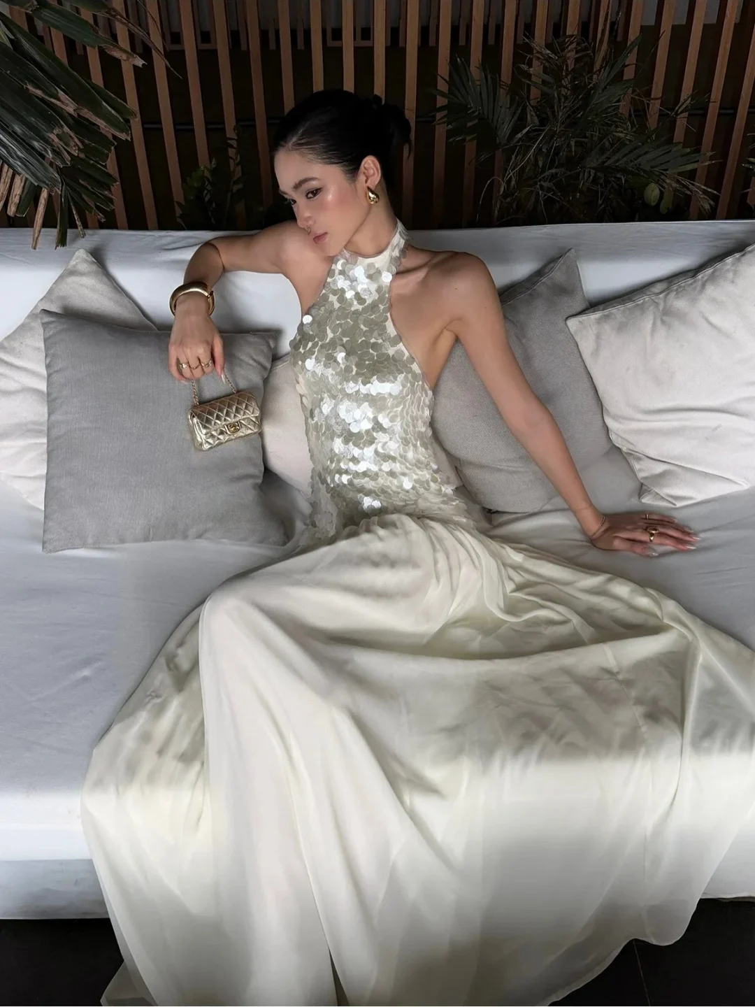 Ảnh 8 của Đầm sequin cổ yếm trắng kem Rovente