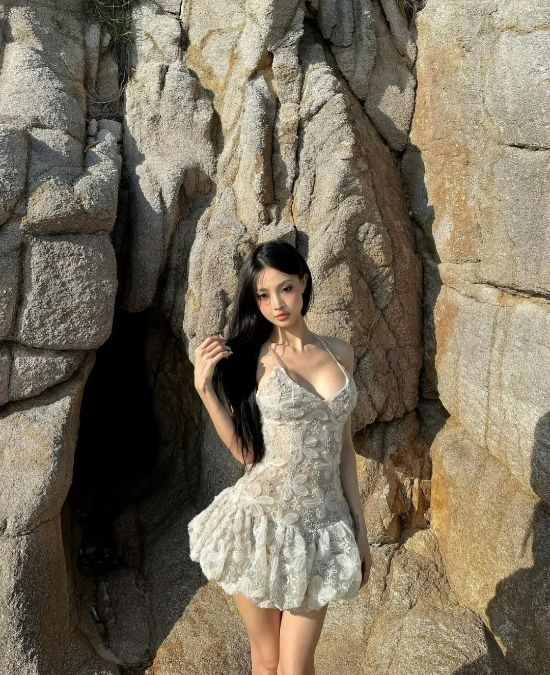 Photo 6 of Đầm ngắn ren thêu hoa Whispering Shell DK0007