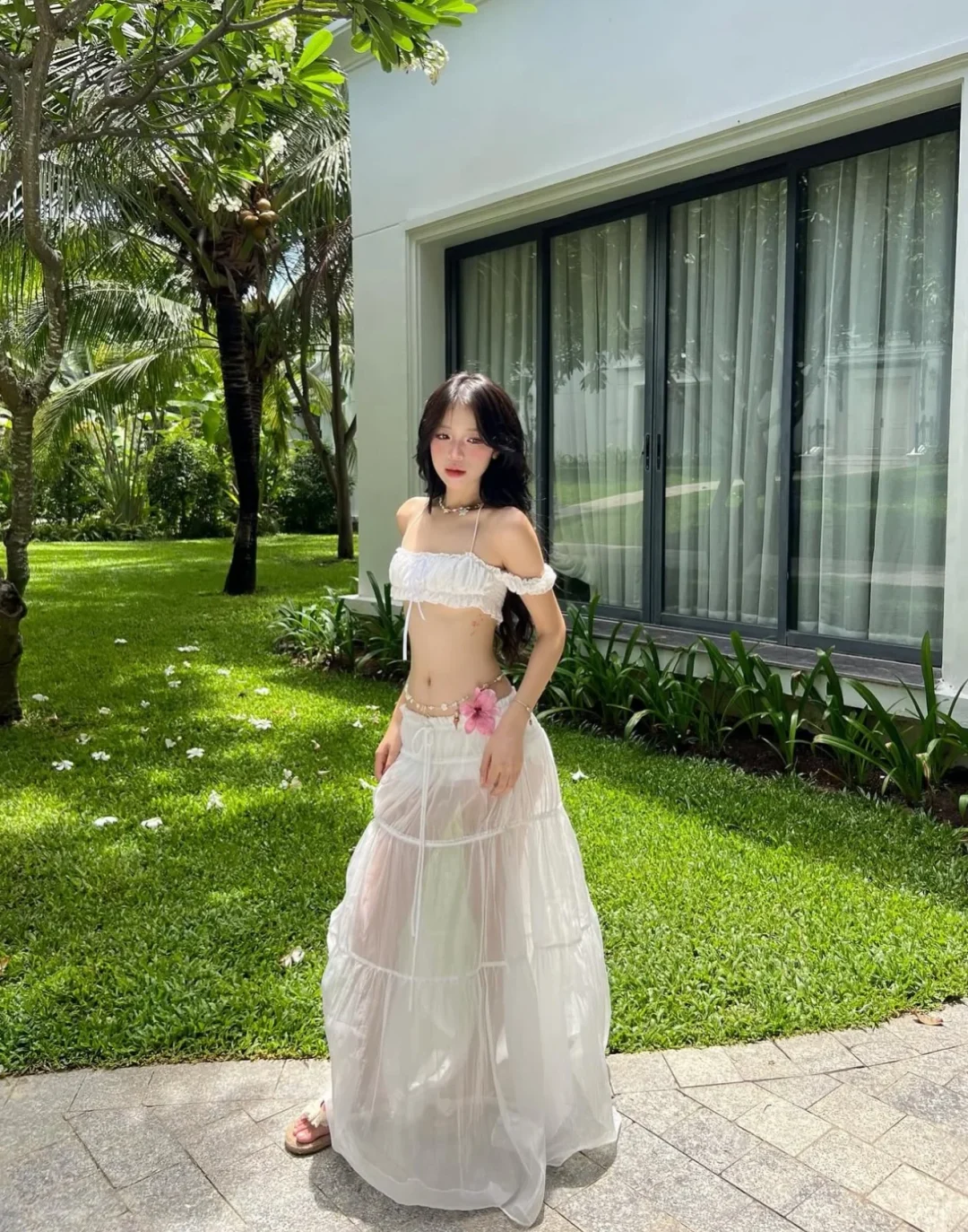 Photo 10 of Set áo tay bồng trắng và chân váy voan nữ