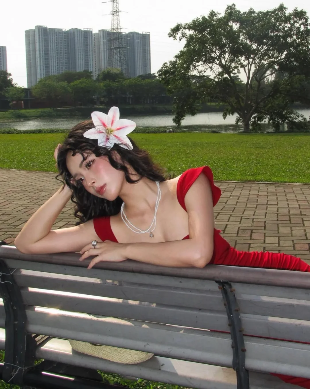 Ảnh 8 của Đầm body đỏ hở lưng Selena DD0015
