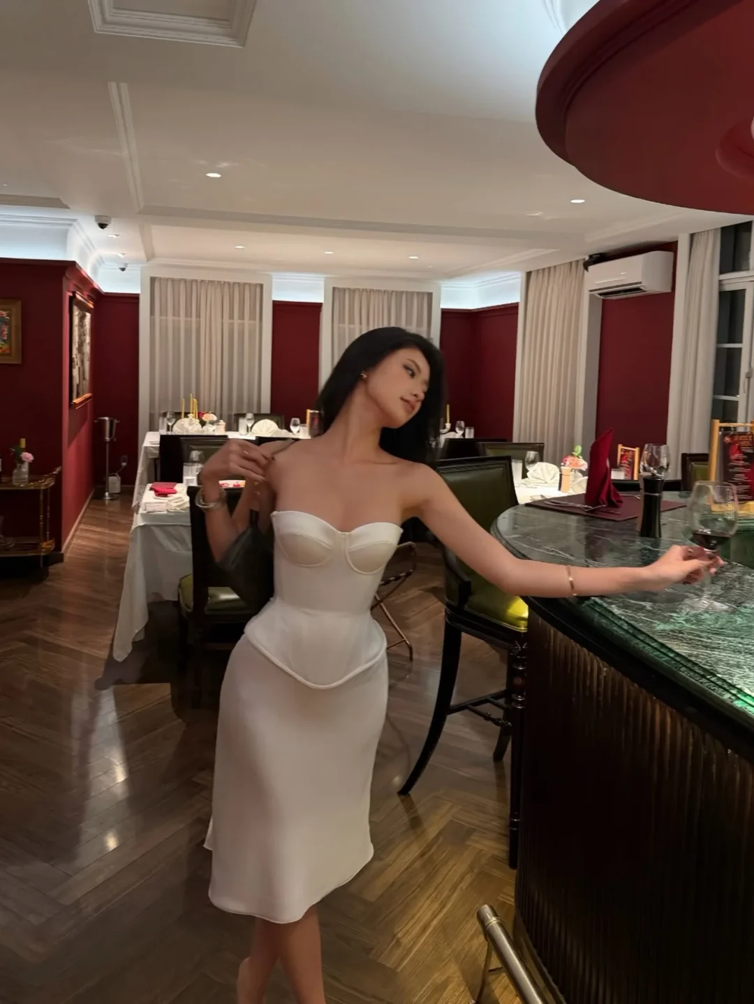 Ảnh 10 của Set Corset Trắng Kết Hợp Chân Váy Lụa