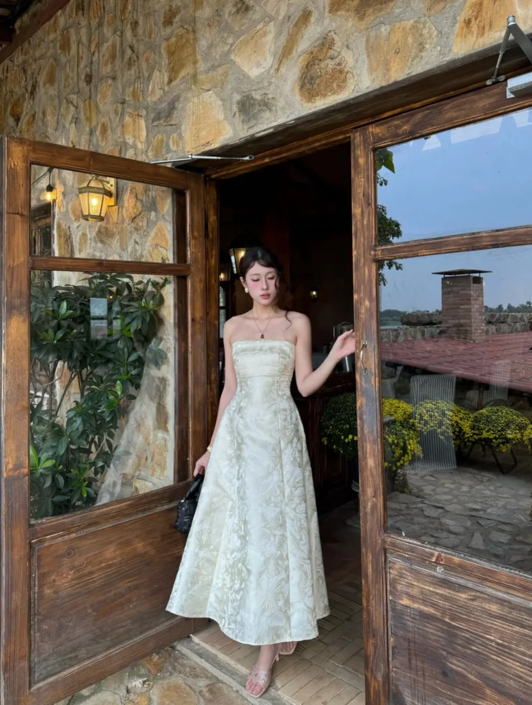 Ảnh 5 của Đầm cưới strapless satin Diana Dress vàng