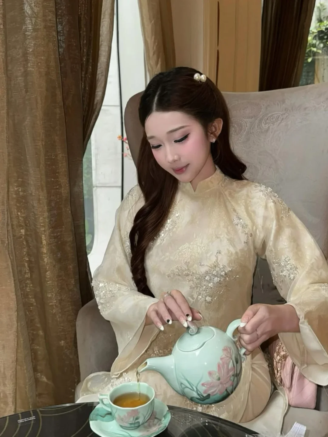 Photo 8 of Áo dài gấm ivory thêu nổi nữ