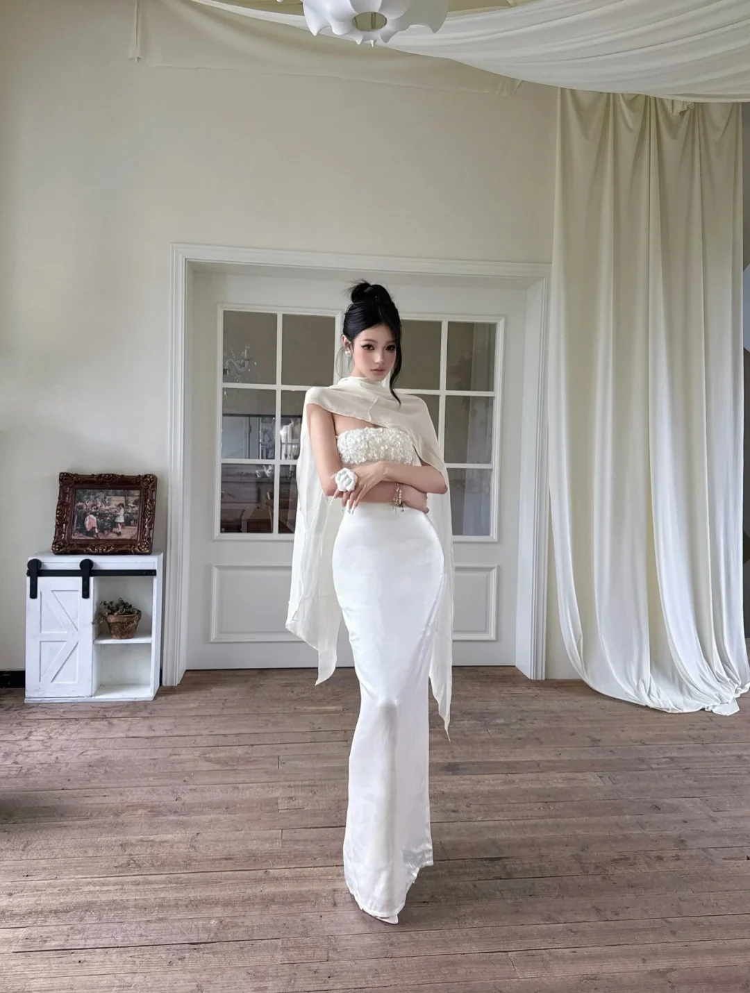 Photo 10 of Váy lụa kem đính sequin quấn khăn