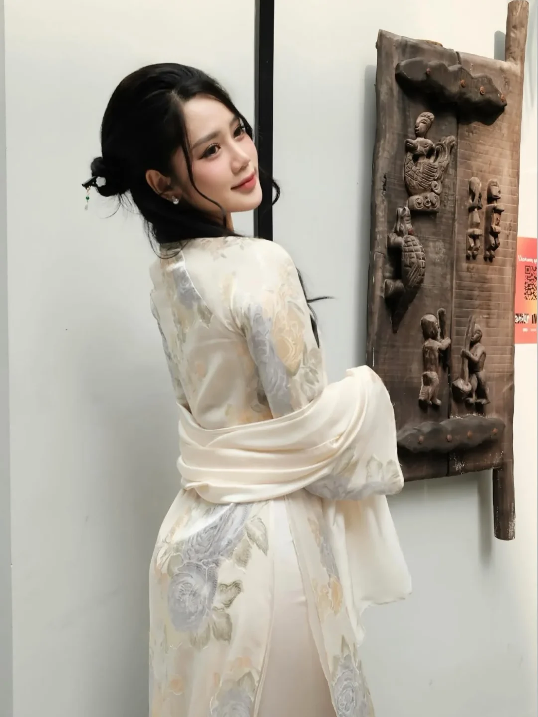 Ảnh 2 của Áo dài lụa kem Edini cúc bạc nữ