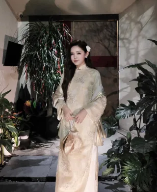 Photo 2 of Áo dài gấm ivory thêu nổi Hiin Design