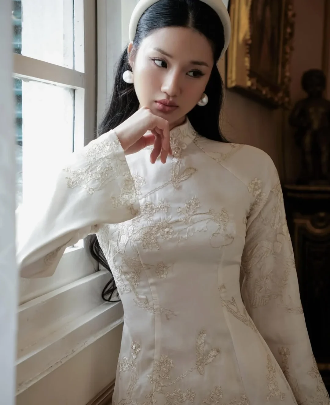 Ảnh 3 của Áo dài lụa kem thêu vàng Du Nhiên