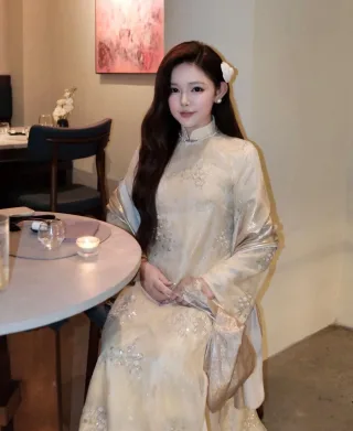 Photo 3 of Áo dài gấm ivory thêu nổi Hiin Design