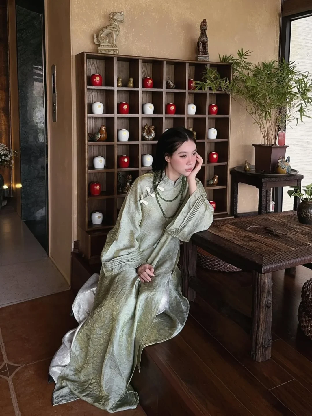 Ảnh 2 của Áo dài Tịch Dương lụa xanh lá cách tân