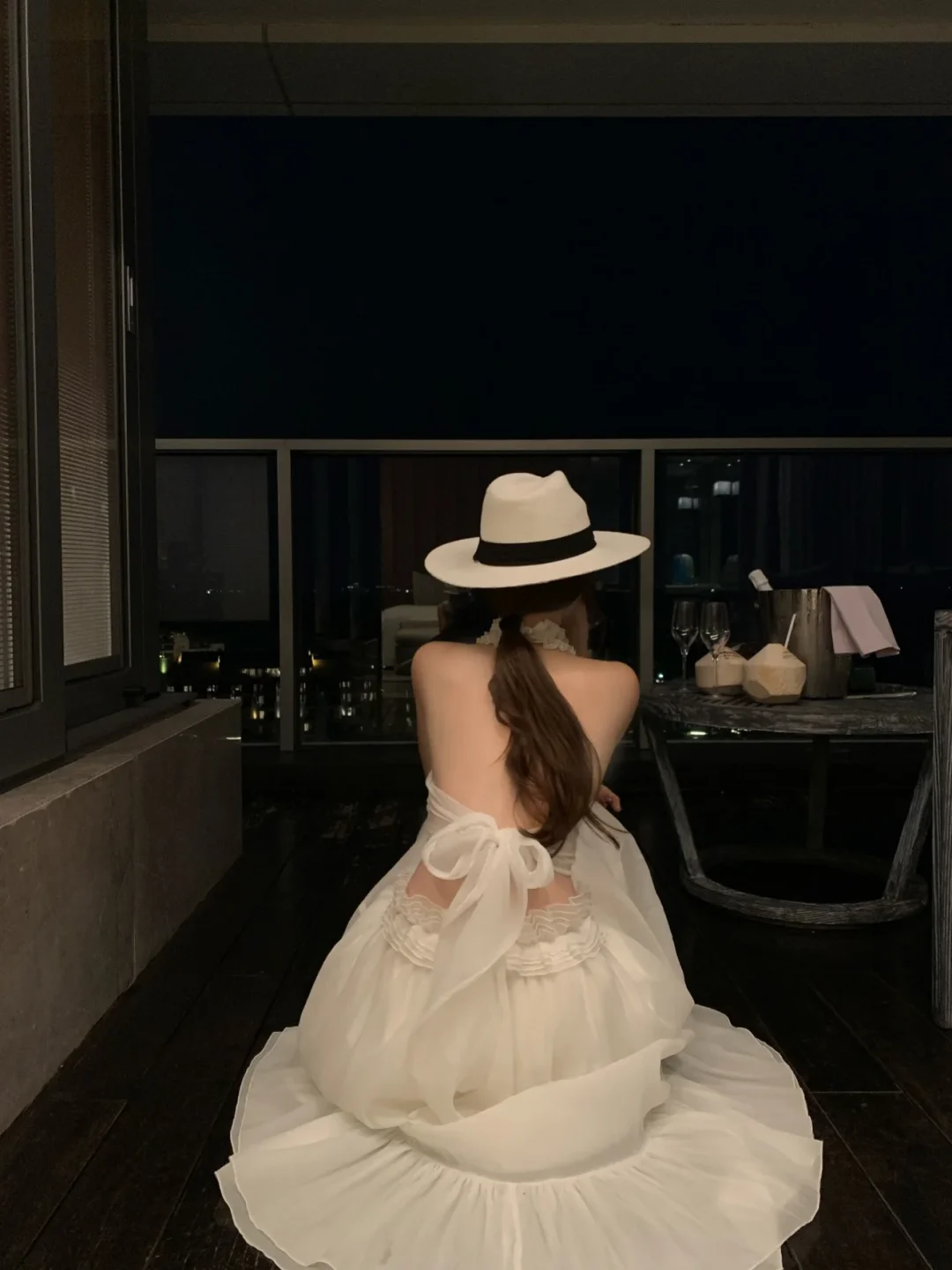 Photo 5 of Set váy xếp li cổ chéo trắng nữ