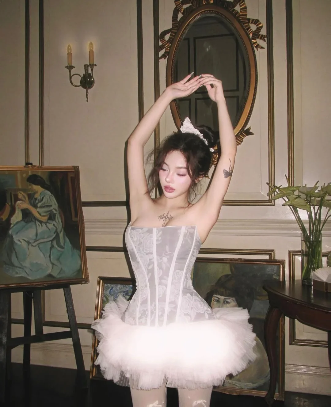 Photo 3 of Đầm corset trắng lông vũ Viery