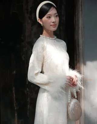 Photo 1 of Áo dài Uyển Ân trắng lông vũ Maison Havu