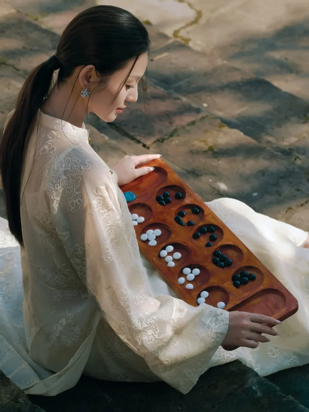 Photo 10 of Áo dài ngũ thân Kiều Khổng Tiêu Dao trắng kem