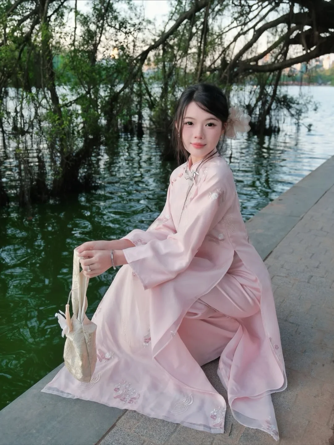 Ảnh 10 của Áo dài tơ thêu Ngọc Vân hồng pastel
