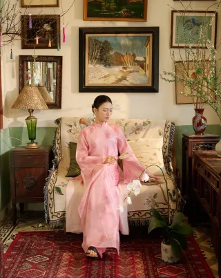 Photo 2 of Áo dài tơ hồng Thy Loan size S Lalin