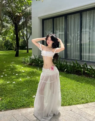 Photo 1 of Set áo tay bồng trắng và chân váy voan nữ