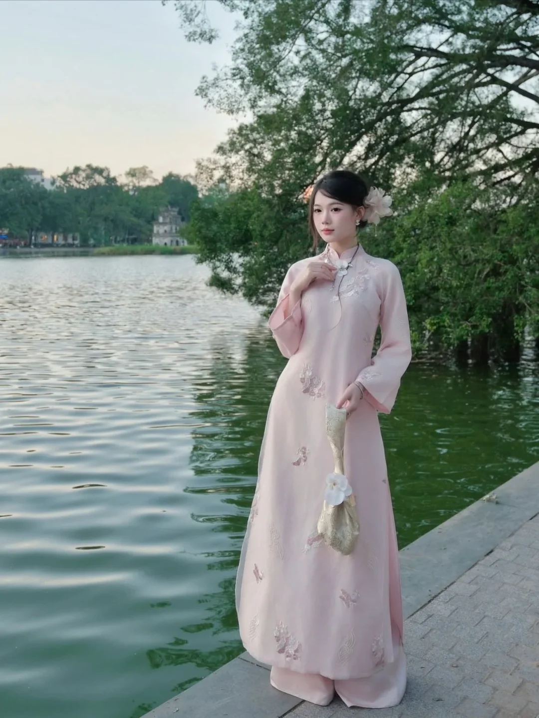 Ảnh 8 của Áo dài tơ thêu Ngọc Vân hồng pastel