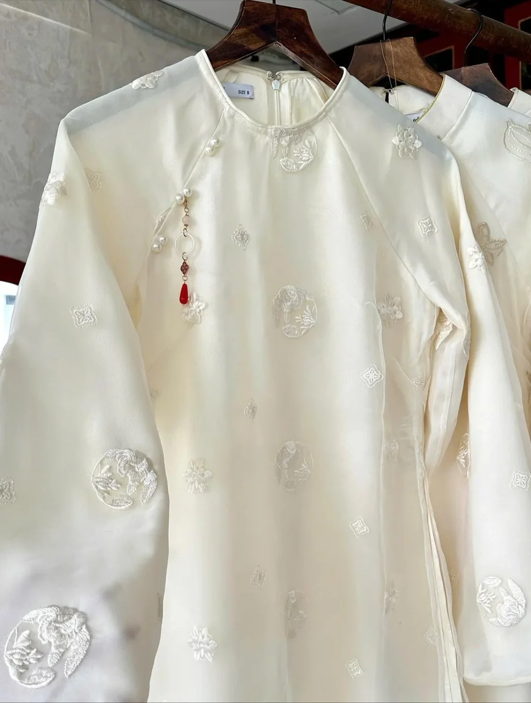 Ảnh 8 của Áo dài Nguyệt Linh thêu hoa trắng kem